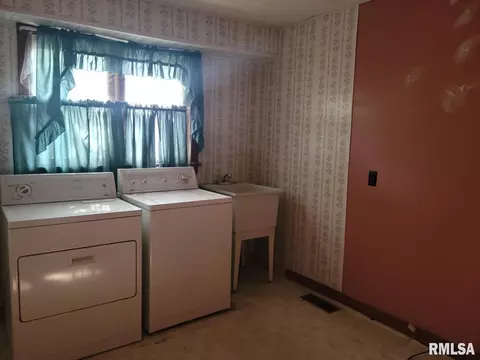 111 Douglas St, Anna, IL 62906 photo 17