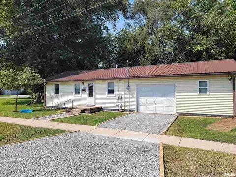 309 E Washington St, Flora, IL 62839