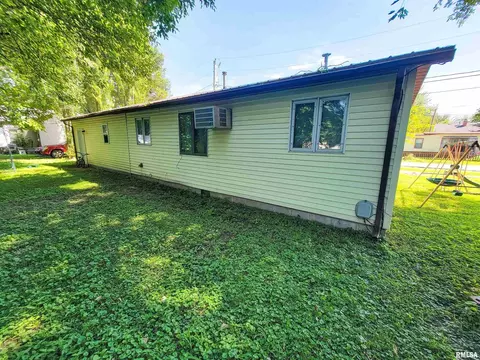 309 E Washington St, Flora, IL 62839 photo 6
