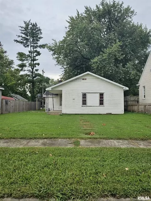 1003 E Noleman St, Centralia, IL 62801