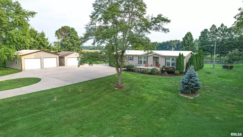274 Gravel Ln, Louisville, IL 62858