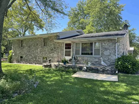 8 Clutts Rd, Makanda, IL 62958