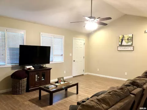 1604 E Pickett Ln, Marion, IL 62959 photo 8