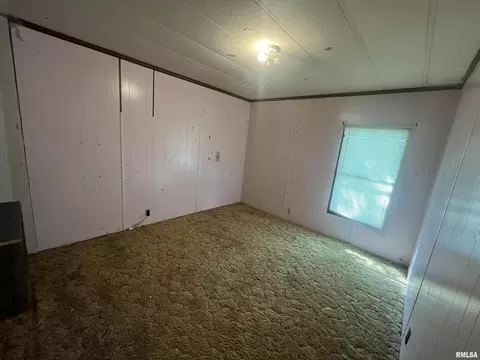 606 E Camp St, Iuka, IL 62849 photo 9