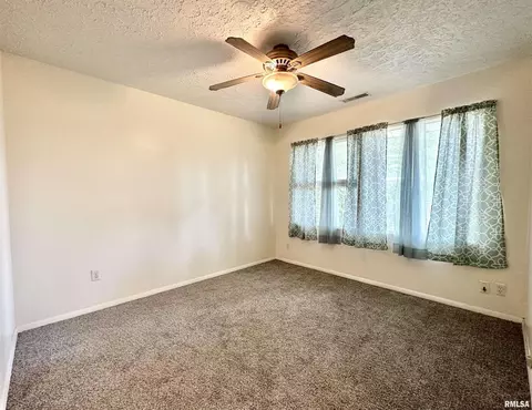 711 E 4th St, Flora, IL 62839 photo 21