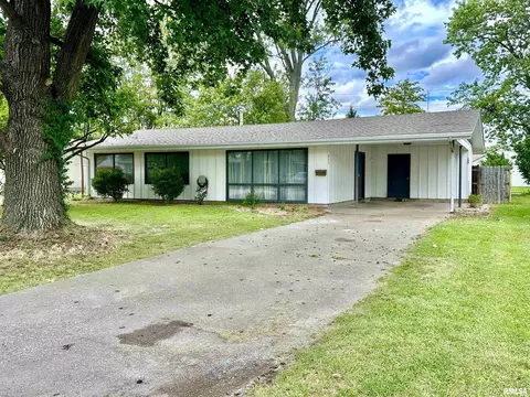 711 E 4th St, Flora, IL 62839