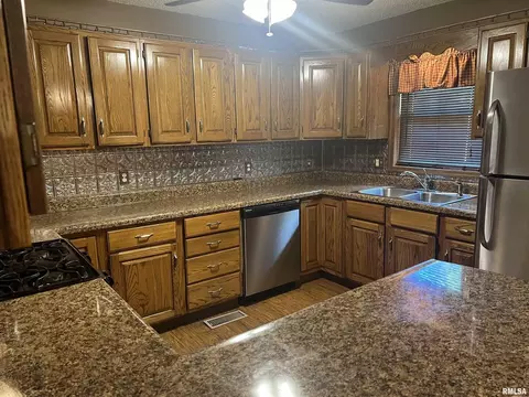1612 Jasper St, Eldorado, IL 62930 photo 9