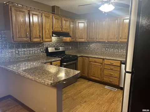 1612 Jasper St, Eldorado, IL 62930 photo 8