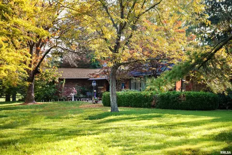 13 Pinewood Dr, Carbondale, IL 62901