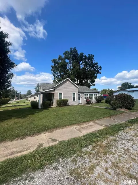 402 N Maple St, Benton, IL 62812