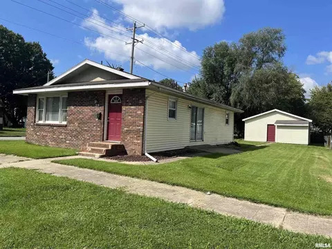 519 S Franklin St, Salem, IL 62881