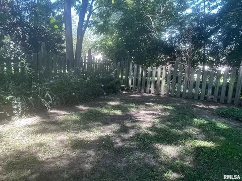 105 Martin St, Benton, IL 62812 photo 5