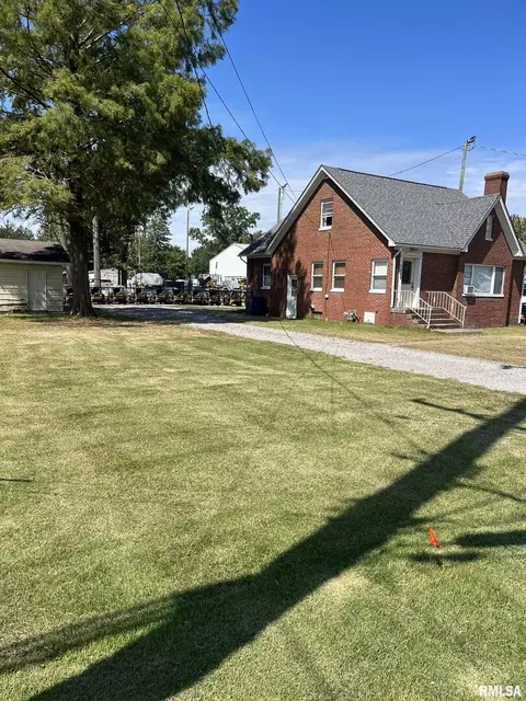 1411 N Main St, Benton, IL 62812