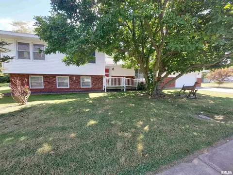 210 N Dogwood St, Belle Rive, IL 62810