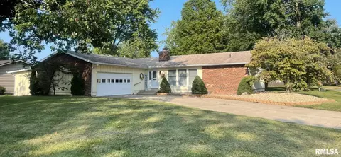 202 Woodland Dr, Salem, IL 62881