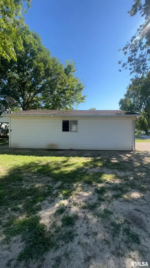 610 W Helen Ave, Christopher, IL 62822 photo 23
