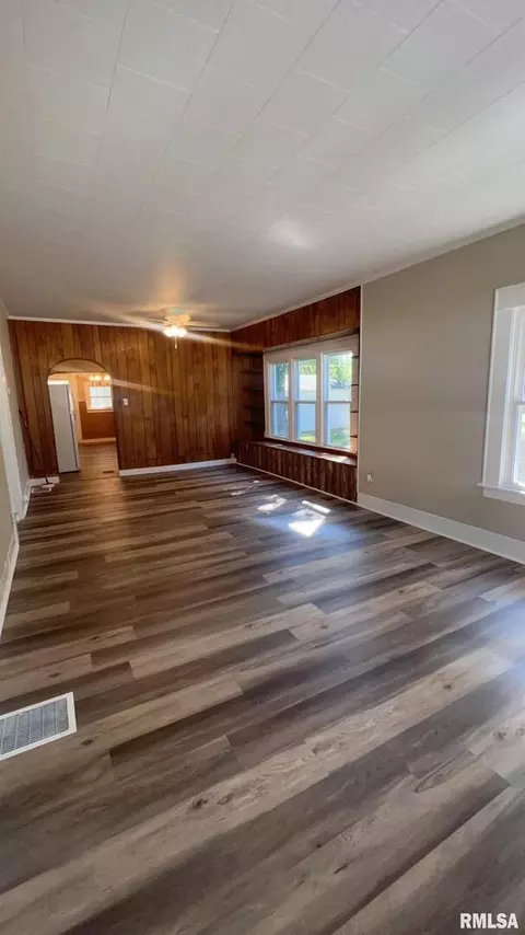 610 W Helen Ave, Christopher, IL 62822 photo 4