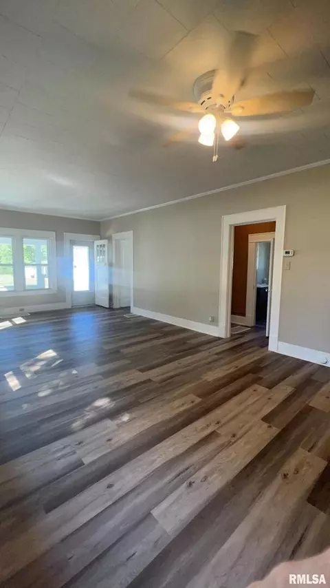 610 W Helen Ave, Christopher, IL 62822 photo 2