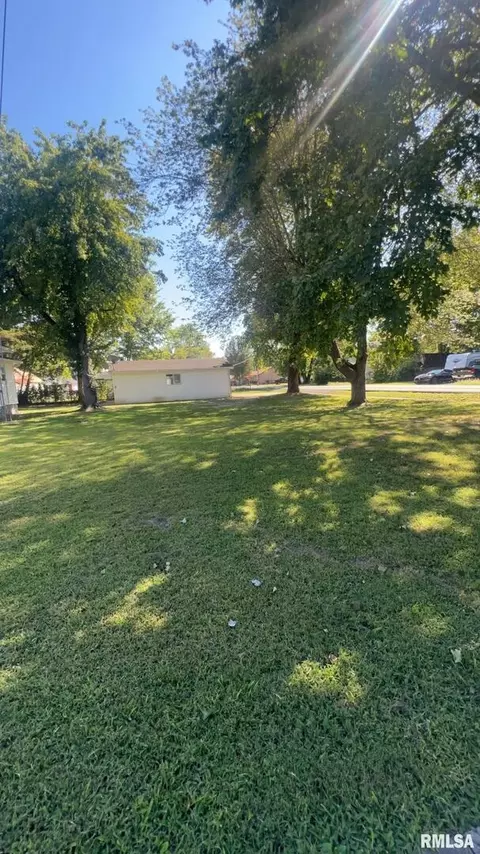 610 W Helen Ave, Christopher, IL 62822 photo 28