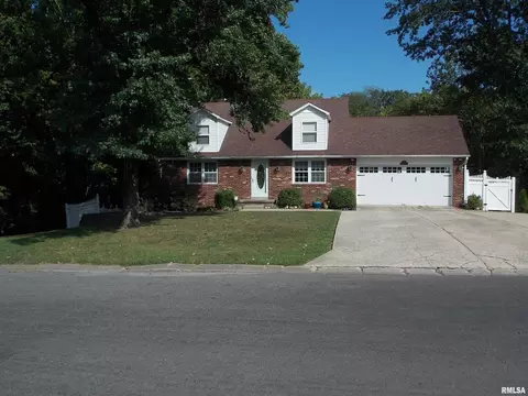 9 N Edgewood Ln, Centralia, IL 62801