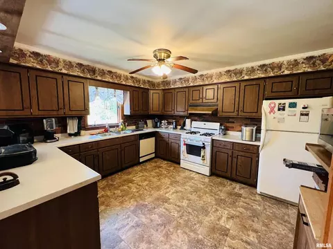 1103 Washington St, Eldorado, IL 62930 photo 9