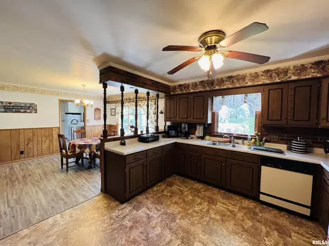 1103 Washington St, Eldorado, IL 62930 photo 10