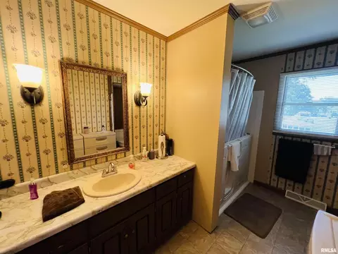 1103 Washington St, Eldorado, IL 62930 photo 18