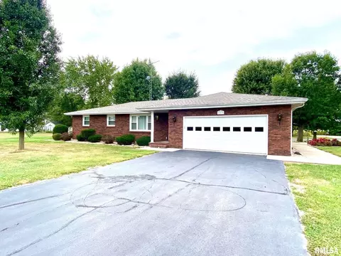 203 N Oak St, Ina, IL 62846