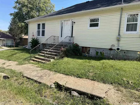 1702 E Poplar St, West Frankfort, IL 62896