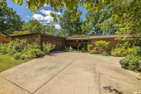 900 S Briarwood Dr, Carbondale, IL 62901