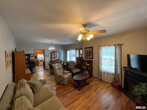 516 E Locust St, Salem, IL 62881 photo 4