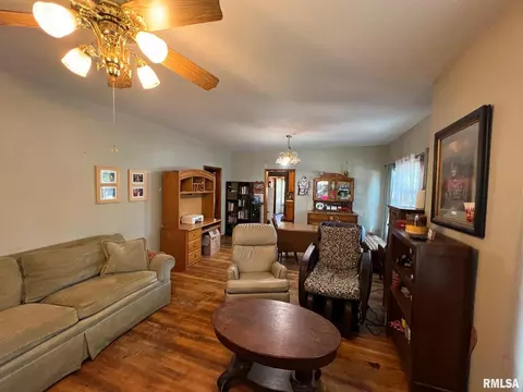 516 E Locust St, Salem, IL 62881 photo 5
