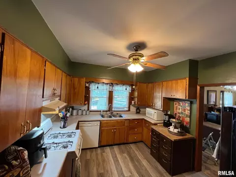 516 E Locust St, Salem, IL 62881 photo 9