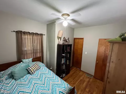 516 E Locust St, Salem, IL 62881 photo 17