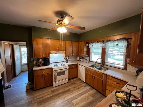 516 E Locust St, Salem, IL 62881 photo 10