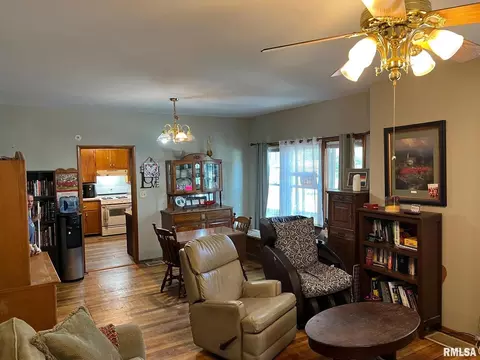 516 E Locust St, Salem, IL 62881 photo 7