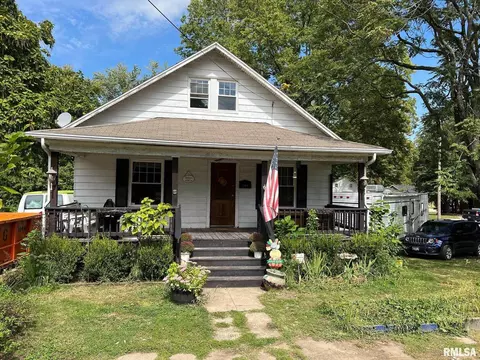 516 E Locust St, Salem, IL 62881 photo 2