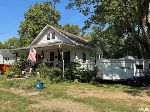 516 E Locust St, Salem, IL 62881 photo 3