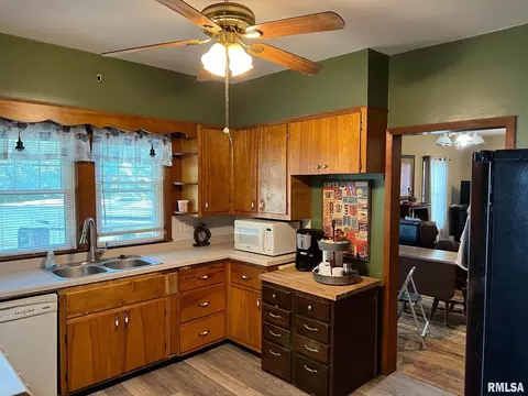 516 E Locust St, Salem, IL 62881 photo 8