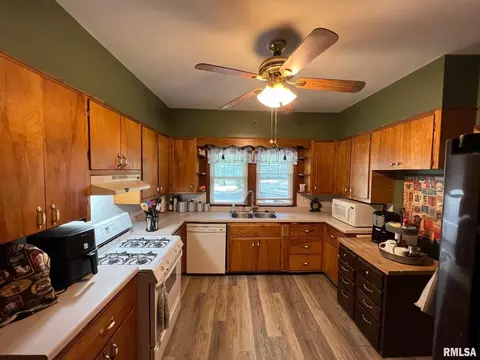 516 E Locust St, Salem, IL 62881 photo 11