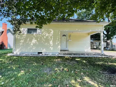 805 E Oak St, West Frankfort, IL 62896