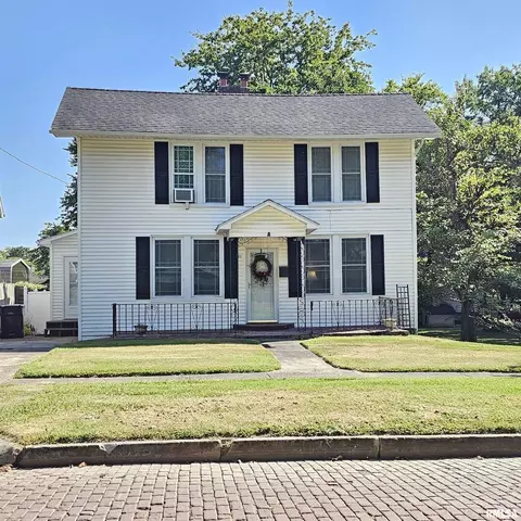 11 W Lincoln St, Harrisburg, IL 62946