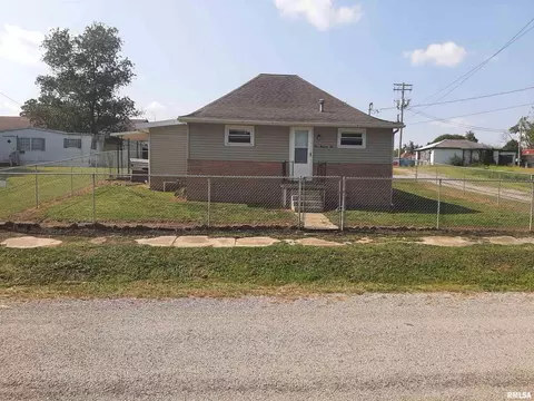 505 S Mulkey St, Christopher, IL 62822