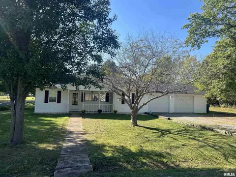 413 S Clay St, Sesser, IL 62884