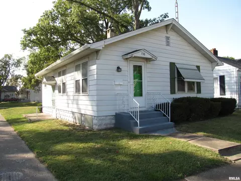 738 S Sycamore St, Centralia, IL 62801