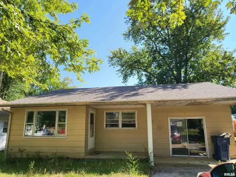 170 S Crosno St, Bonnie, IL 62816