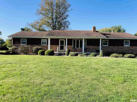 109 N Elm St, Patoka, IL 62875