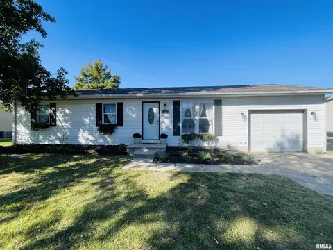 122 Chatham Dr, Salem, IL 62881