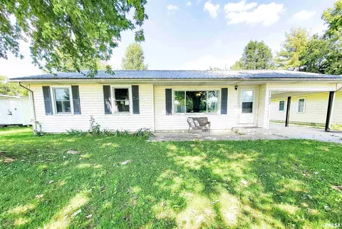 212 8th St SW, Clay City, IL 62824