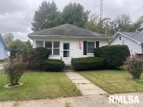 1213 N Maple St, Benton, IL 62812